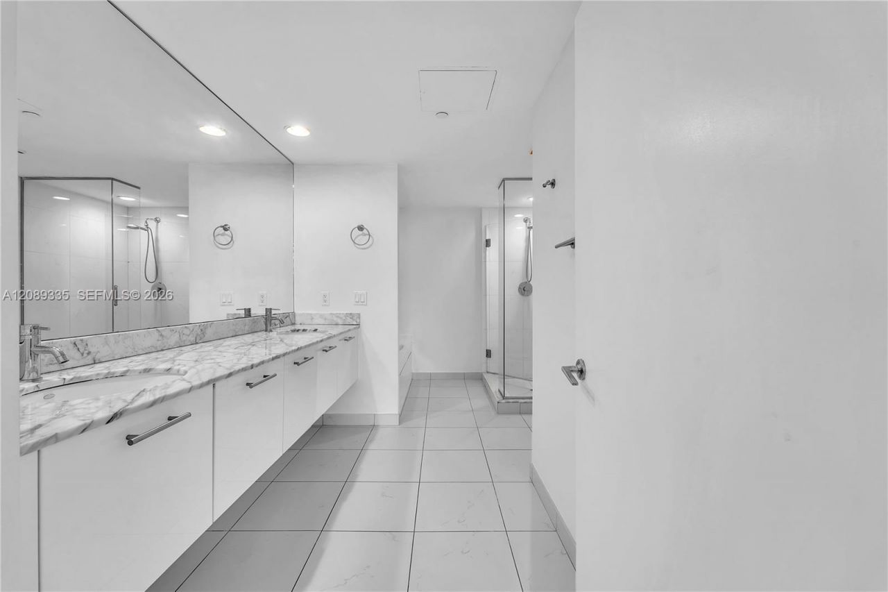 500 Brickell Ave , Unit 1605, Miami, FL 33131 Photo