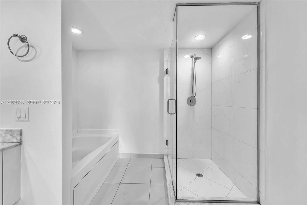500 Brickell Ave , Unit 1605, Miami, FL 33131 Photo