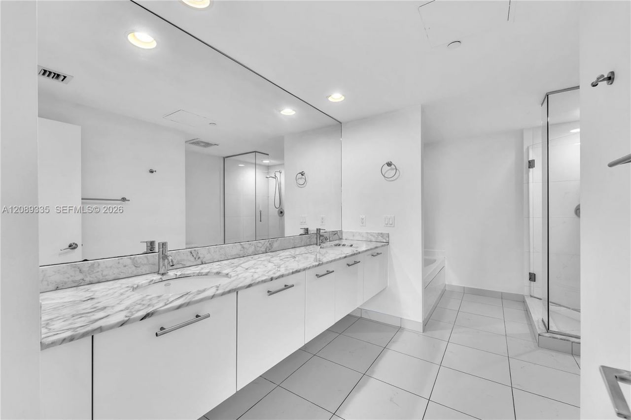 500 Brickell Ave , Unit 1605, Miami, FL 33131 Photo