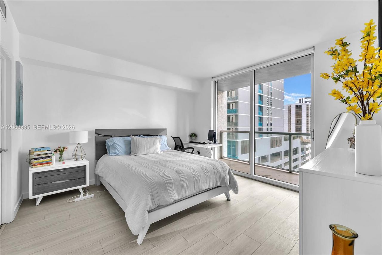 500 Brickell Ave , Unit 1605, Miami, FL 33131 Photo
