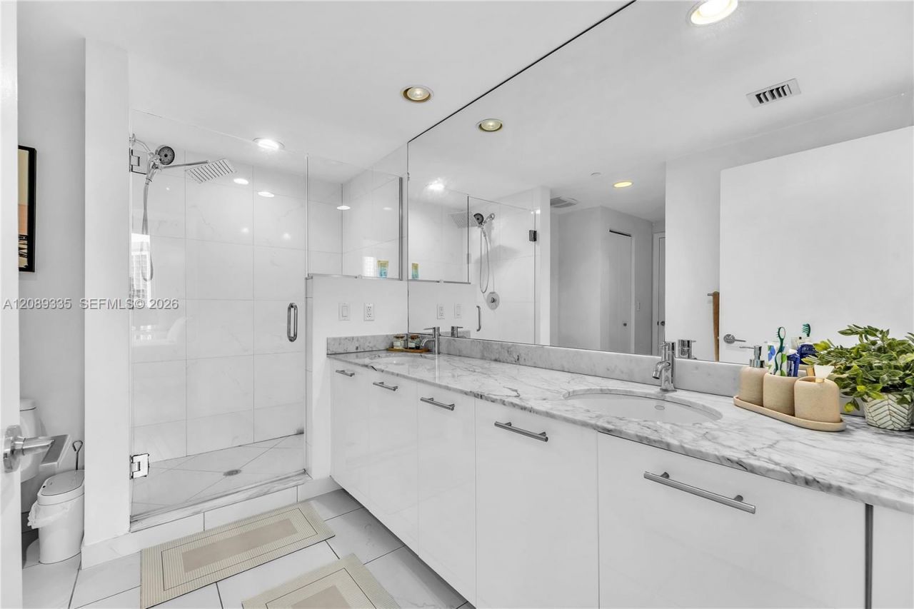500 Brickell Ave , Unit 1605, Miami, FL 33131 Photo