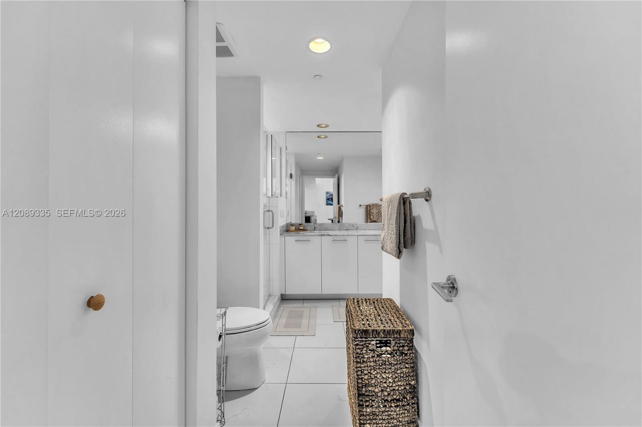 500 Brickell Ave , Unit 1605, Miami, FL 33131 Photo