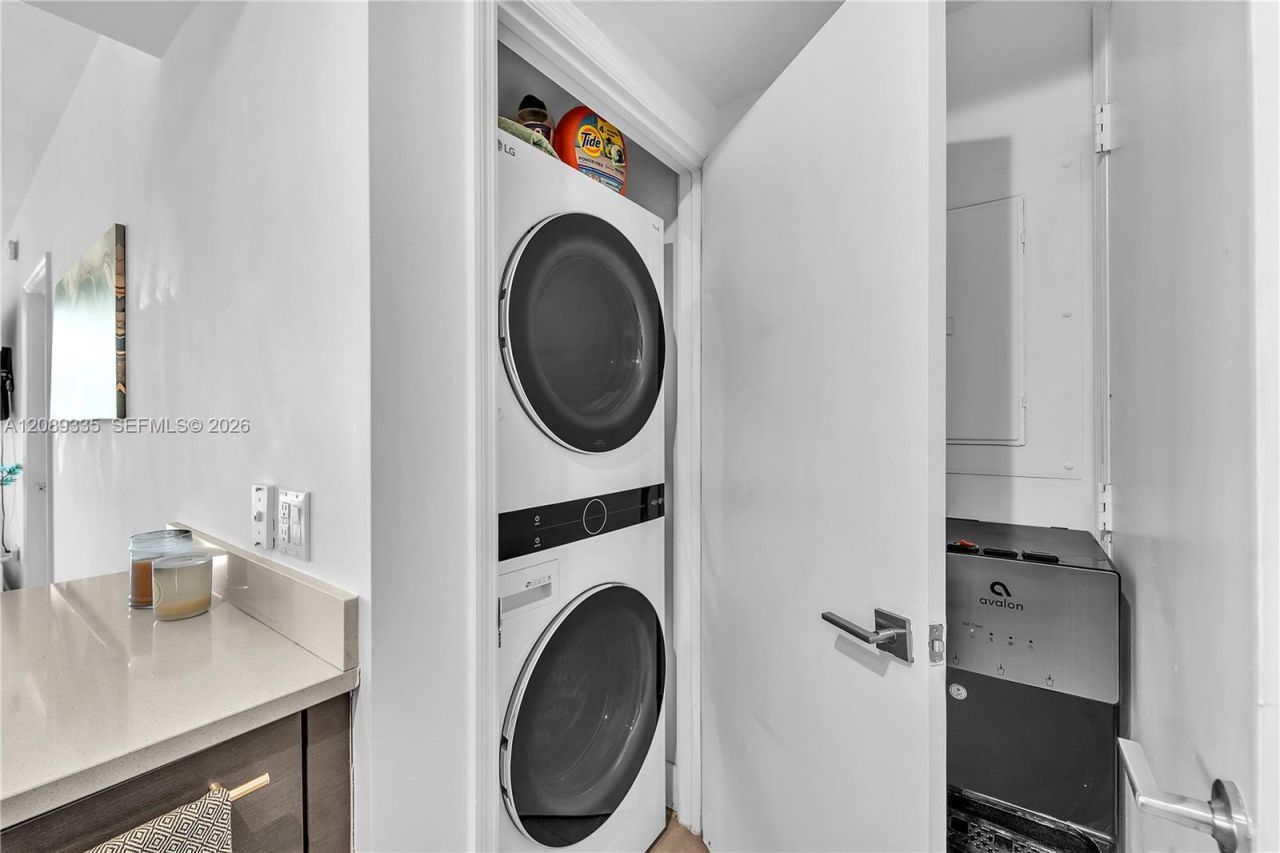 500 Brickell Ave , Unit 1605, Miami, FL 33131 Photo