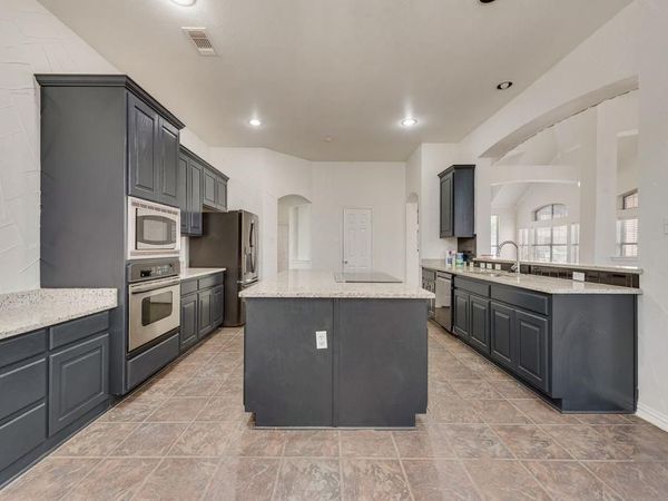 515 Suffolk Drive , Grand Prairie, TX 75052