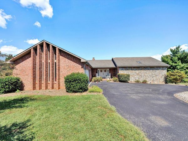 103 April LN , Vinton, VA 24179
