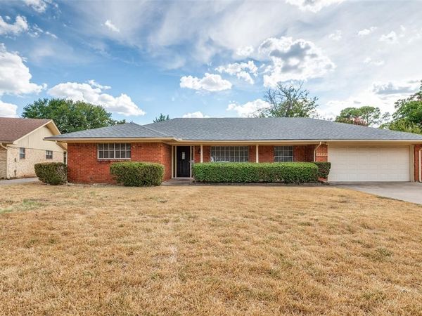 1713 Briardale Court , Arlington, TX 76013