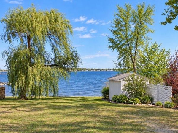 1711 E Lake Drive , Novi, Mi 48377
