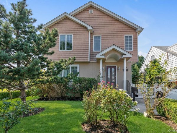199 Royal Avenue , Mineola, NY 11501