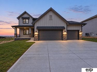 18710 Pinehurst Avenue, Omaha, NE 68136