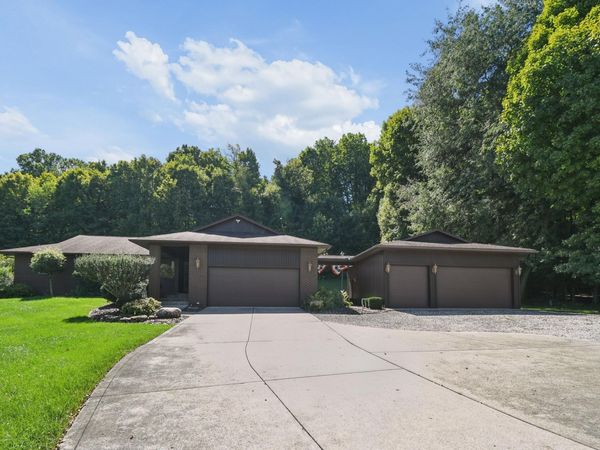 819 Briarhill Drive , Newark, OH 43055