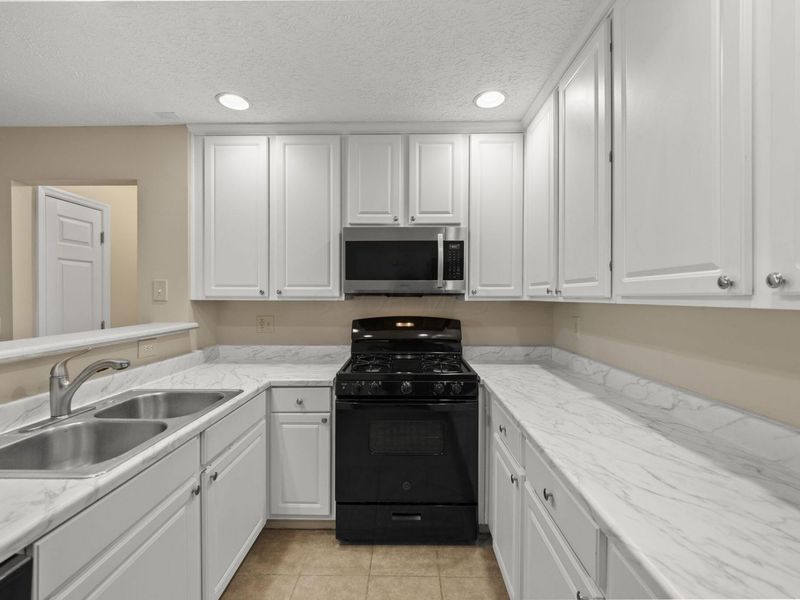 5307 Stonemeadow Avenue , Unit F, Columbus, OH 43220 Photo 12