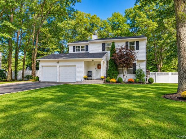 40 Golf Club Circle , Manorville, NY 11949