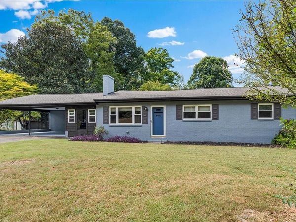2816 Vanhoy Road, Yadkinville, NC 27055