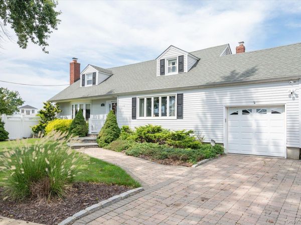 15 E Lincoln Avenue , Massapequa, NY 11758