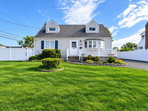 957 N Fulton Avenue , Lindenhurst, NY 11757