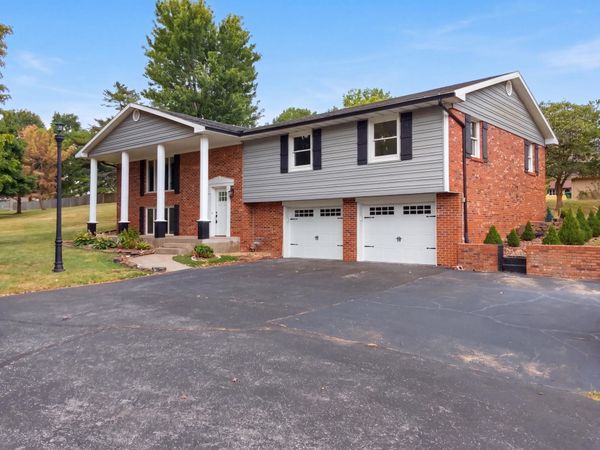 624 Oak Grove Avenue , Monett, MO 65708