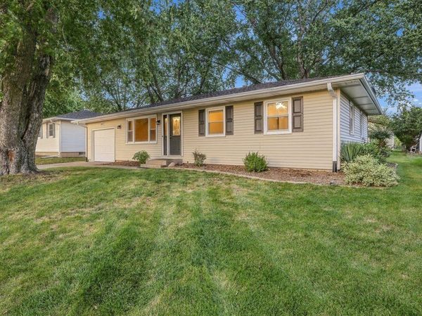 107 N 9th Street, Eldridge, IA 52748