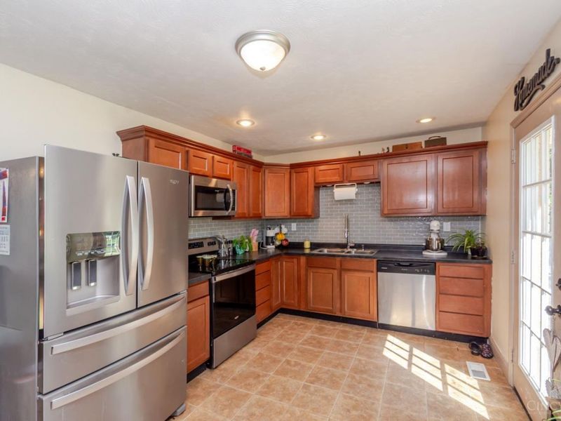 446 Woodside Drive, Twin Township, OH 45381 Photo 10