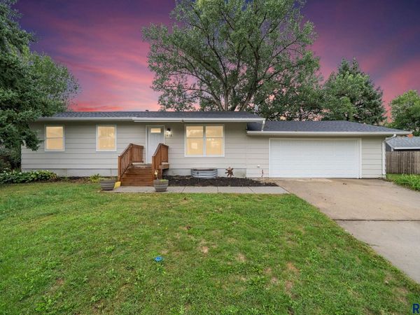418 Regal Cir, Crooks, SD 57020