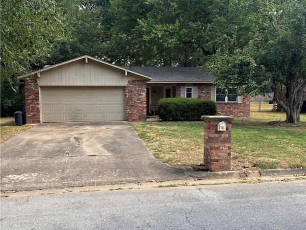 2880 N Peg Lane , Fayetteville, AR 72703