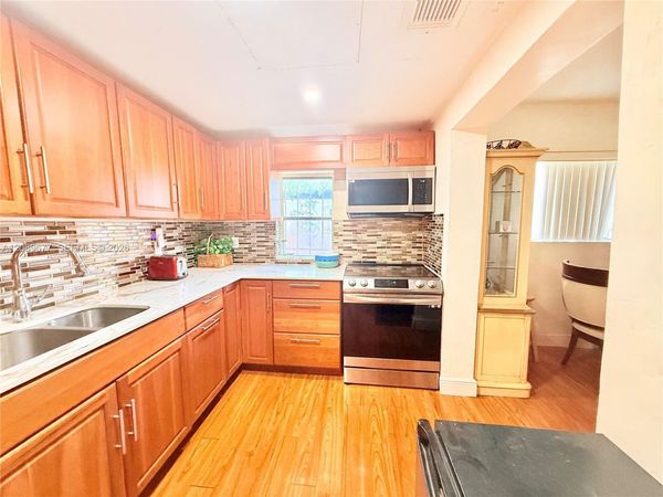 413 NW 14th Ter , Fort Lauderdale, FL 33311