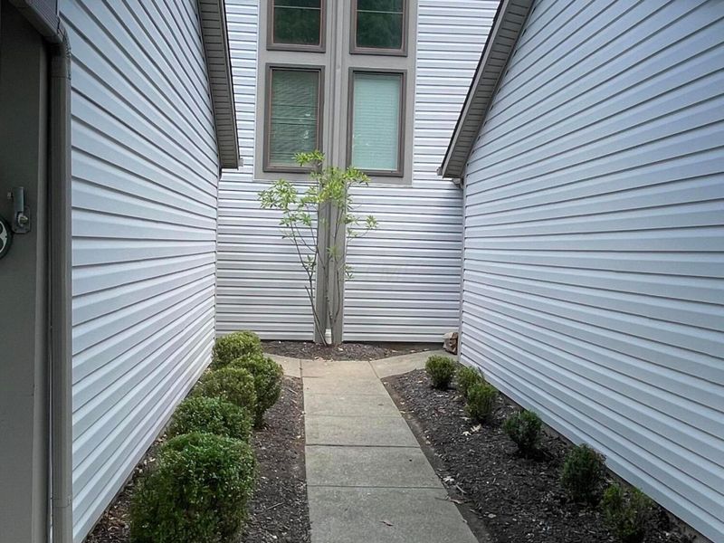 2688 Woodland Trail Drive, Columbus, OH 43231 Photo 2