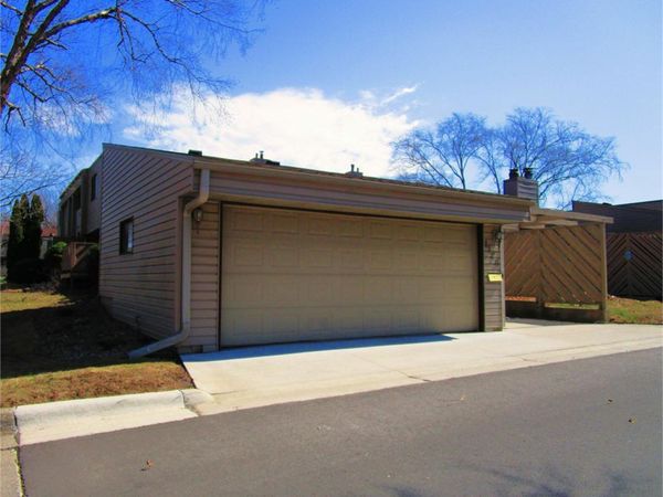 1126 Prairie Meadow Ct , Waterloo, IA 50701