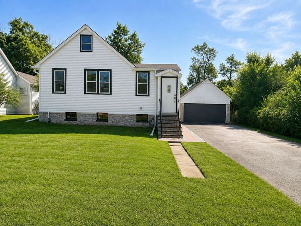 211 N Graylynn Drive , Mount Prospect, IL 60056