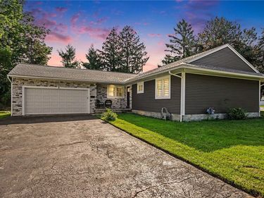 8 Hillview Drive , Rochester, NY 14622