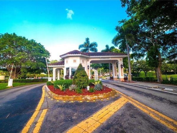 1300 SAINT CHARLES Place, Unit PH11, Pembroke Pines, FL 33026