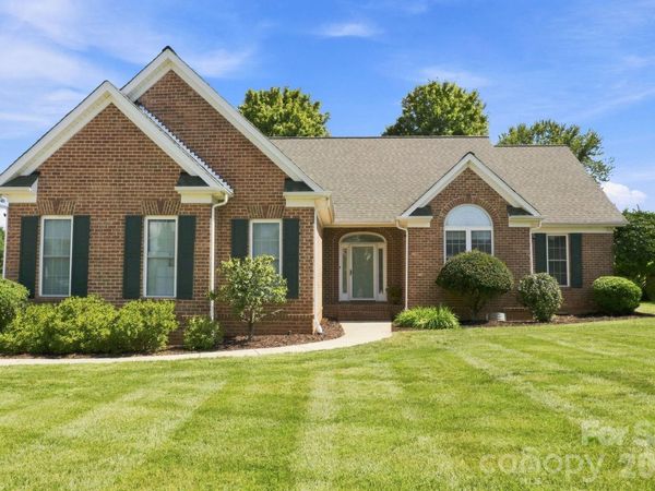 137 Fox Den Circle, Statesville, NC 28677