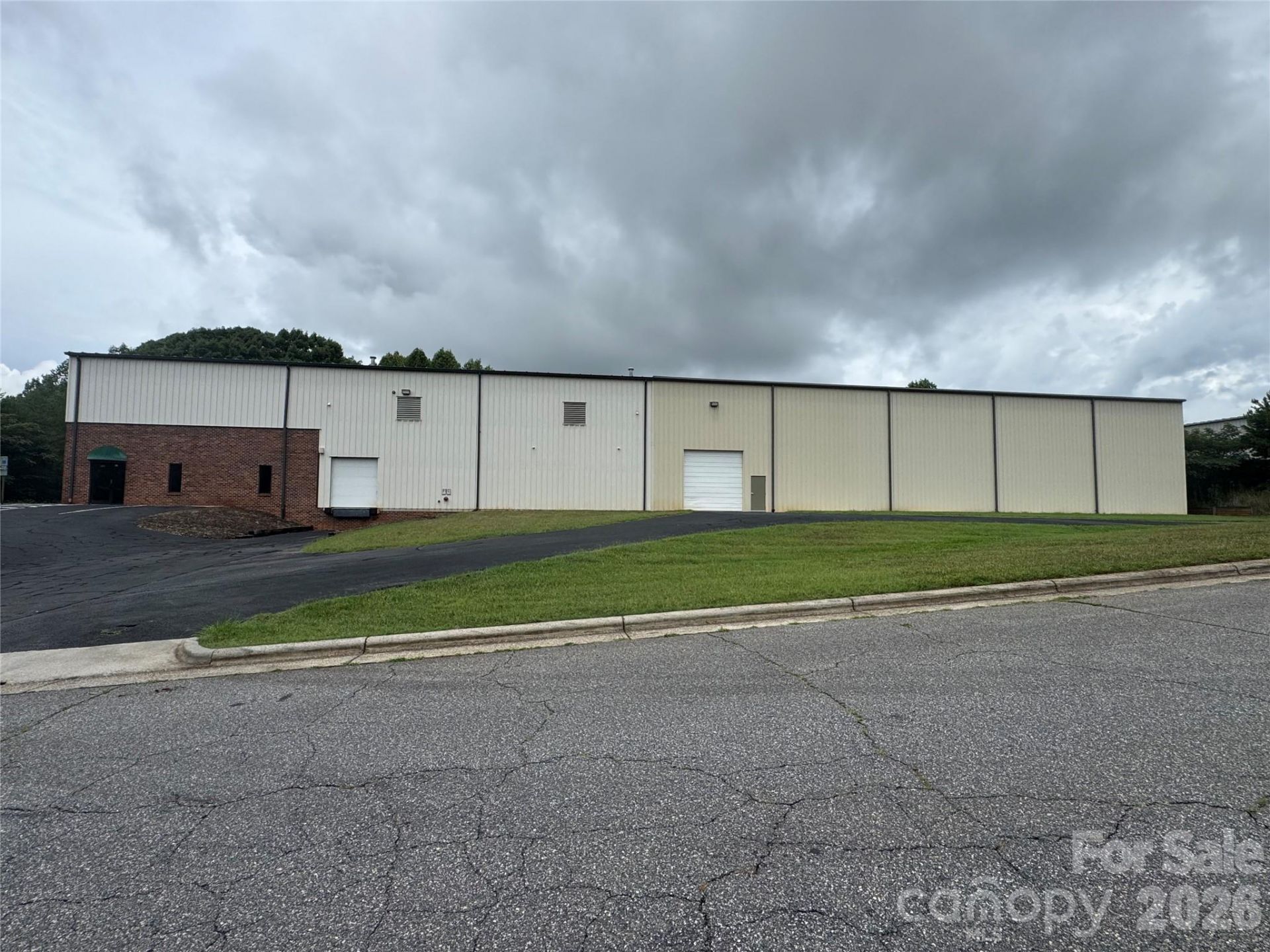 645 11th Avenue Boulevard Se, Hickory, NC 28602 Main Photo