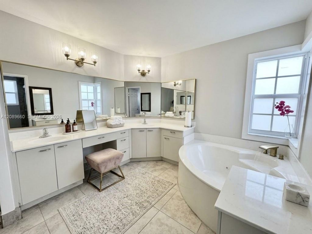 811 NW 155th Ter , Pembroke Pines, FL 33028 Photo
