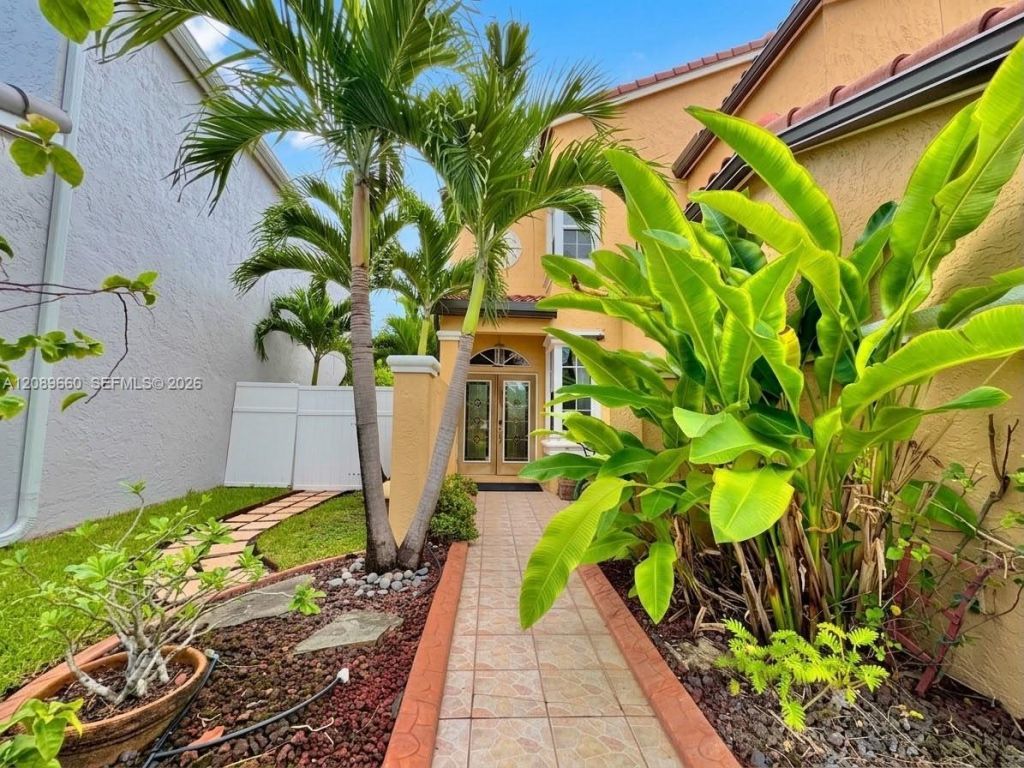 811 NW 155th Ter , Pembroke Pines, FL 33028 Photo