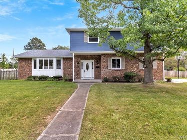 24 MacArthur Drive, Williamsville, NY 14221