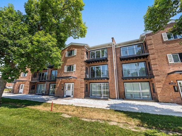 10205 Dearlove Road , Unit 302, Glenview, IL 60025