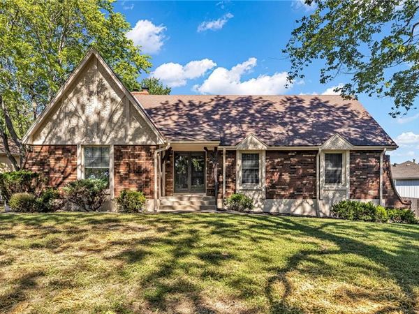 901 NW Oakridge Drive, Blue Springs, MO 64015