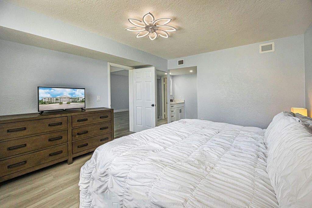 3630 Whitehall Drive, Unit 301, West Palm Beach, FL 33401 Photo