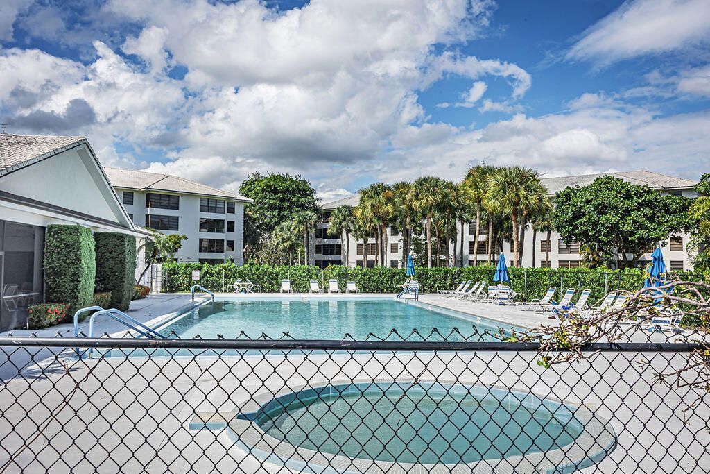3630 Whitehall Drive, Unit 301, West Palm Beach, FL 33401 Photo