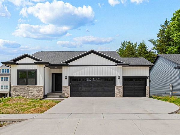 284 Pine Grove Ln, Iowa City, IA 52246