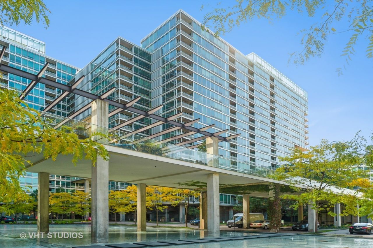 9655 Woods Drive, Unit 707, Skokie, IL 60077 Main Photo