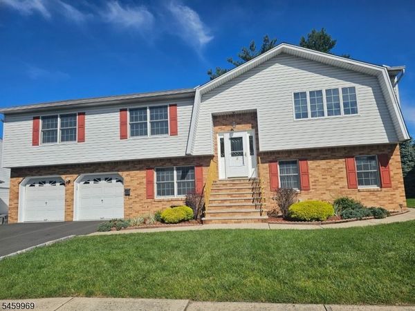5 Cozy Glen Ct, Saddle Brook, NJ 07663