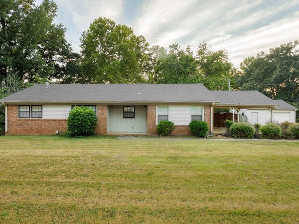 1524 Woodmont Dr, Tuscumbia, AL 35674