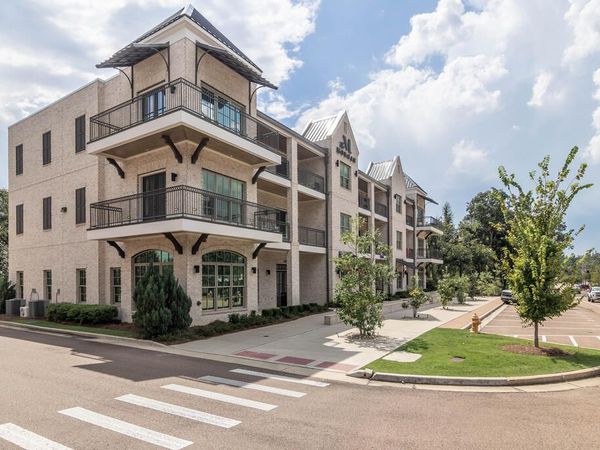 201 906 North Lamar, Oxford, MS 38655