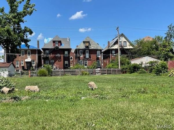 5089 Raymond Avenue , St Louis, MO 63113