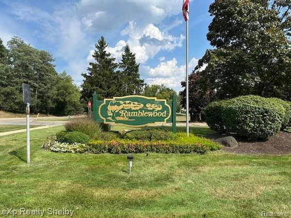29823 Indian Trail, Unit 105, Farmington Hills, Mi 48331