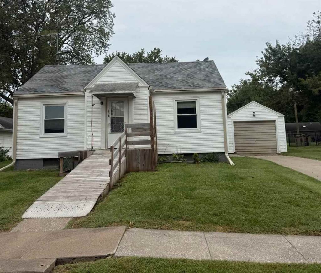 108 N Highland Street, North English, IA 52316 Main Photo