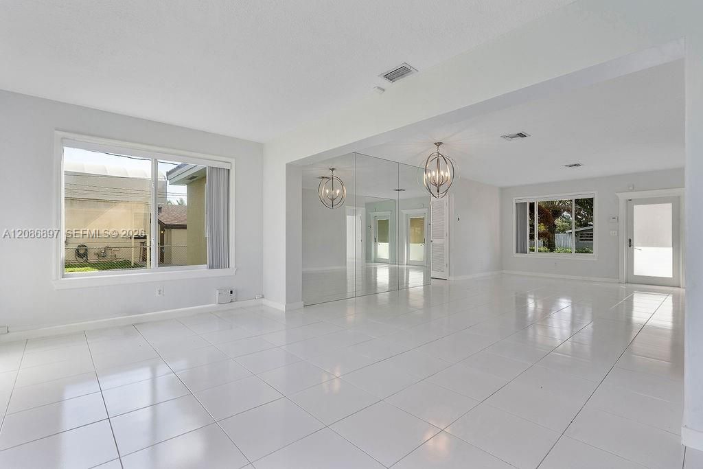 2475 NE 214th St , Aventura, FL 33180 Photo