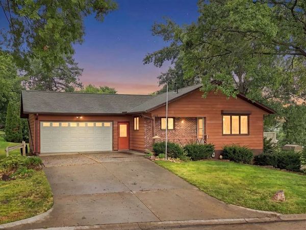 812 12Th St, Kalona, IA 52247