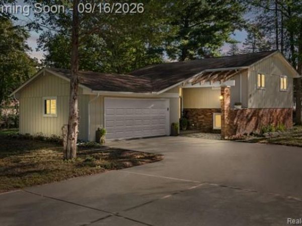 1960 Glen Iris Drive, Commerce Township, Mi 48382